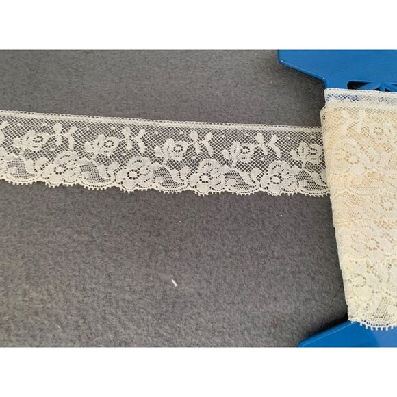Vintage Ivory Floral Lace Trim 1.75" wide 1 yard Long - Picture 5 of 5